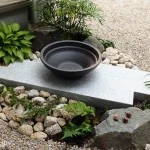 水鉢を配した坪庭