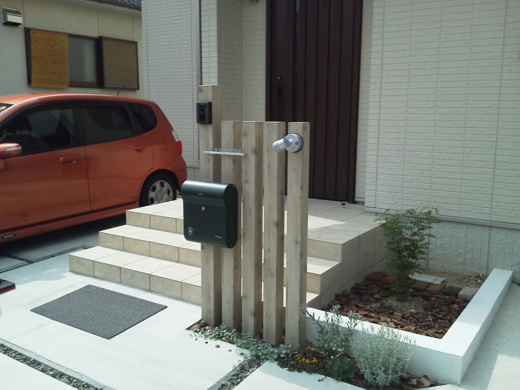 シックなグレイッシュ角材門柱