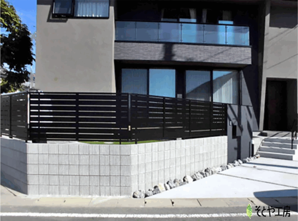 門柱+目隠しフェンスの一体感