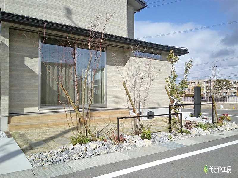 華奢なフェンスがアクセント