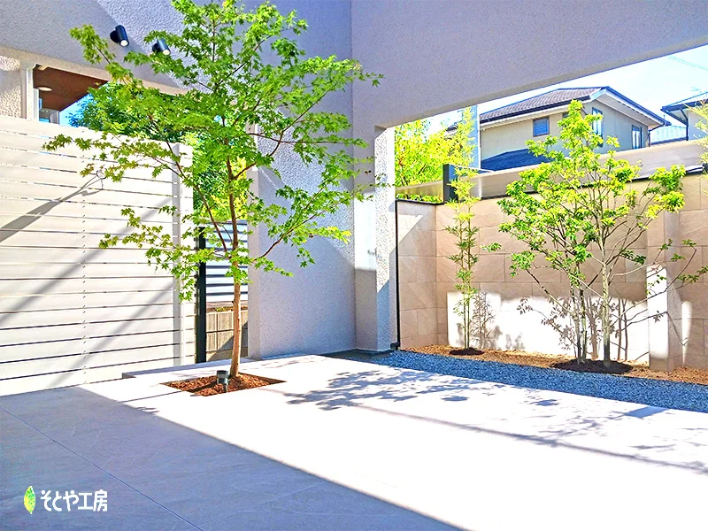 お部屋からお庭をつなぐ大きなタイルテラス