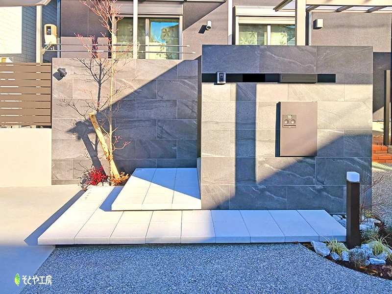 浮き階段と互い違いな門柱のエントランス