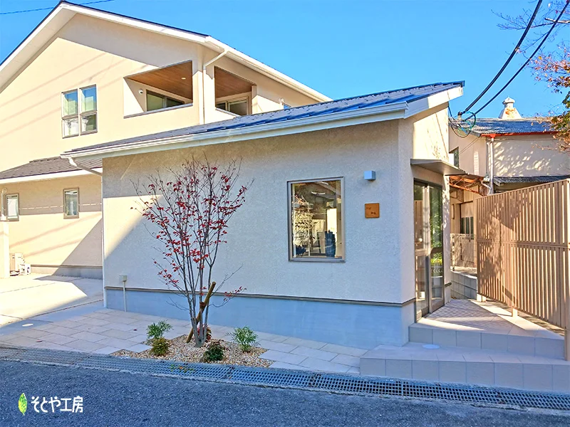 本宅と統一させたアトリエ外構