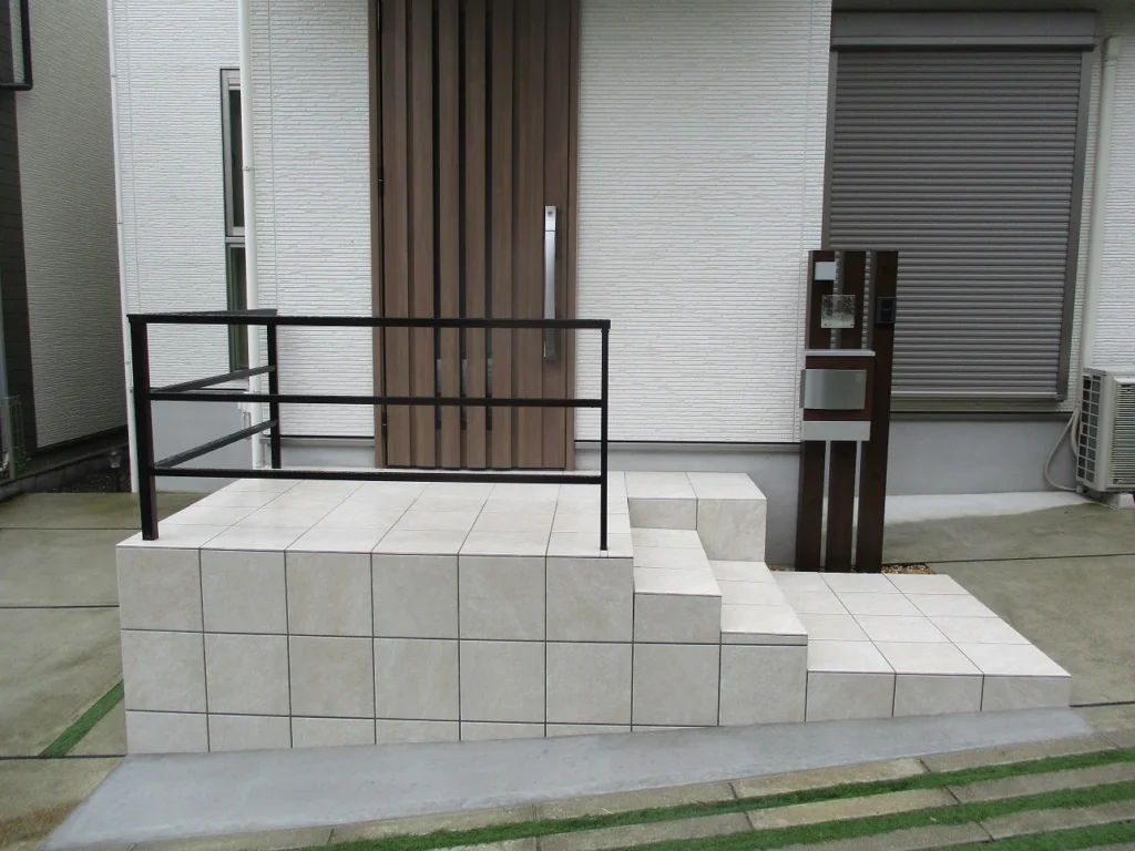 玄関ポーチの狭さを解消 | 滋賀・京都・大阪のエクステリアと外構工事 | SOTOYA