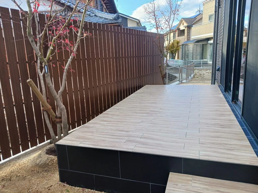 タイルテラスが素敵な裏庭空間