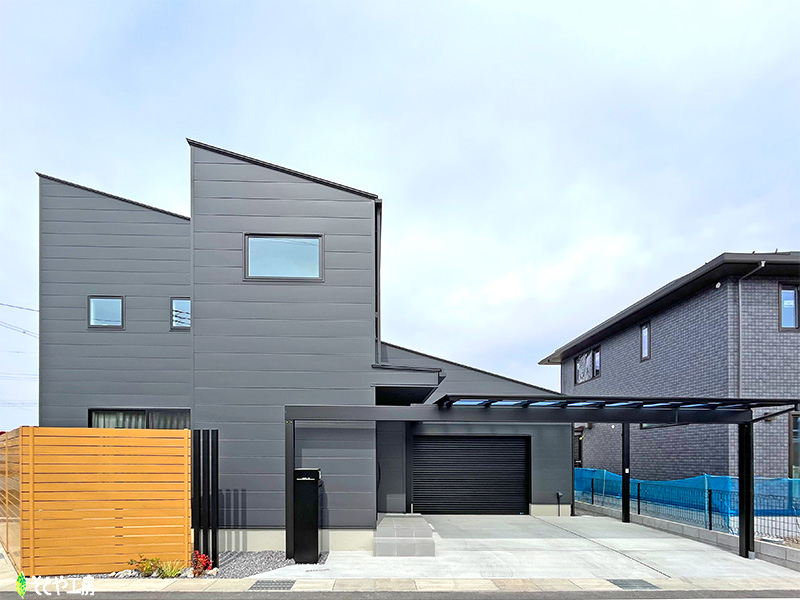 黒色を基調とした張り延長カーポート