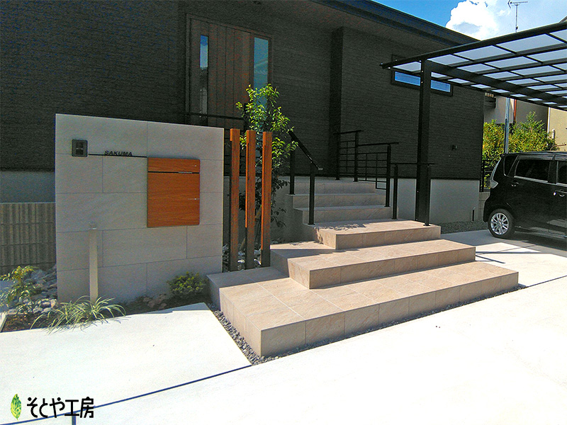 木目調がポイントの広々エントランス