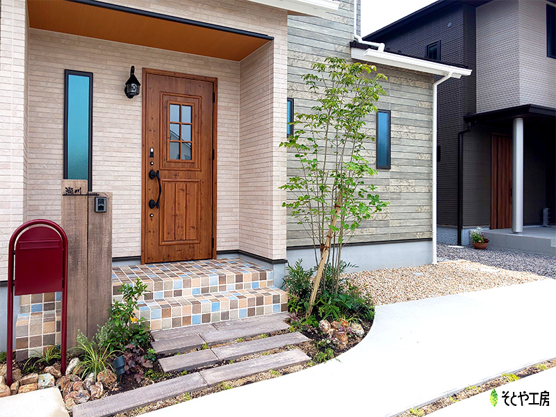 温かい雰囲気を醸し出す門まわり