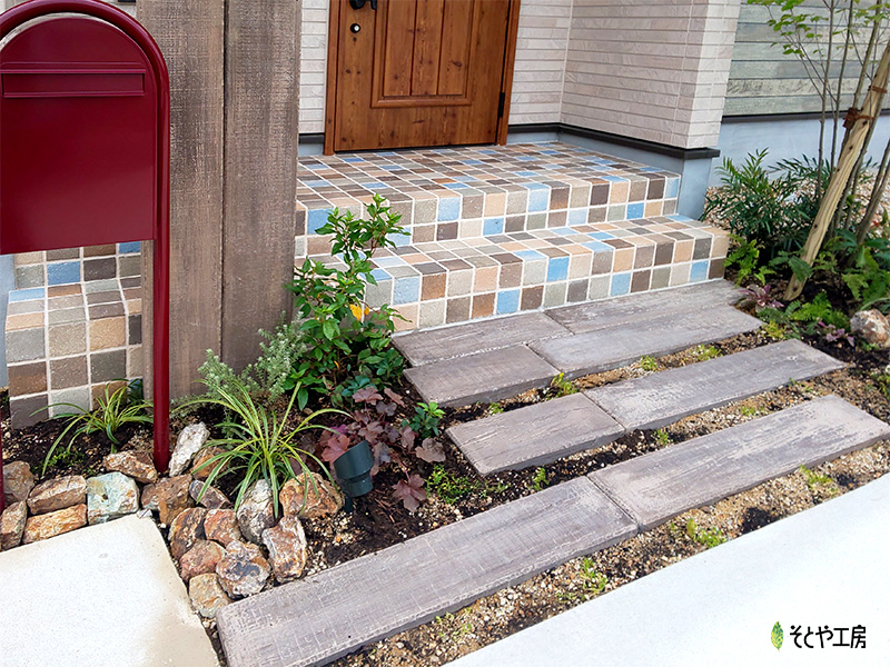 植物が育つ楽しみのあるアプローチ