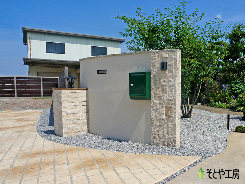 温かく出迎える門柱とアプローチ