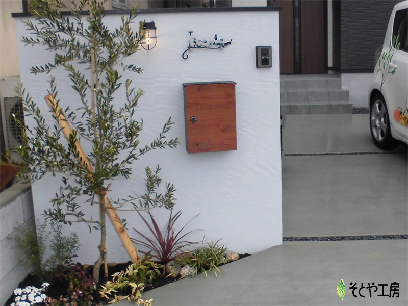 緑が映えるシンプルデザイン