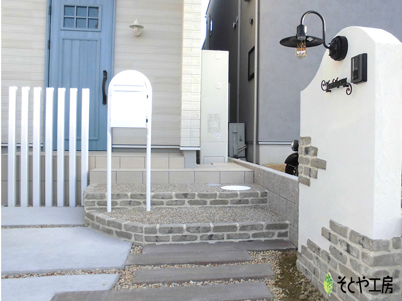 白を基調に、柔らかなエントランス