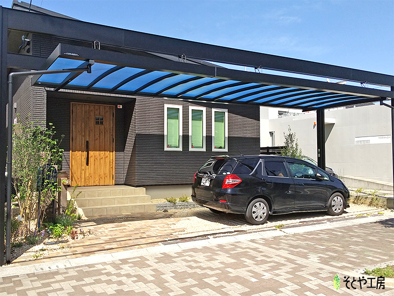 殺風景になりがちな駐車スペースをお庭風に（木津川市）