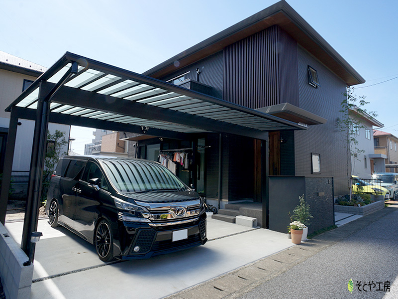 駐車スペースをつなぐ快適な空間