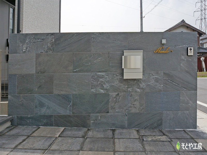 敷地目いっぱいに有効活用した門柱