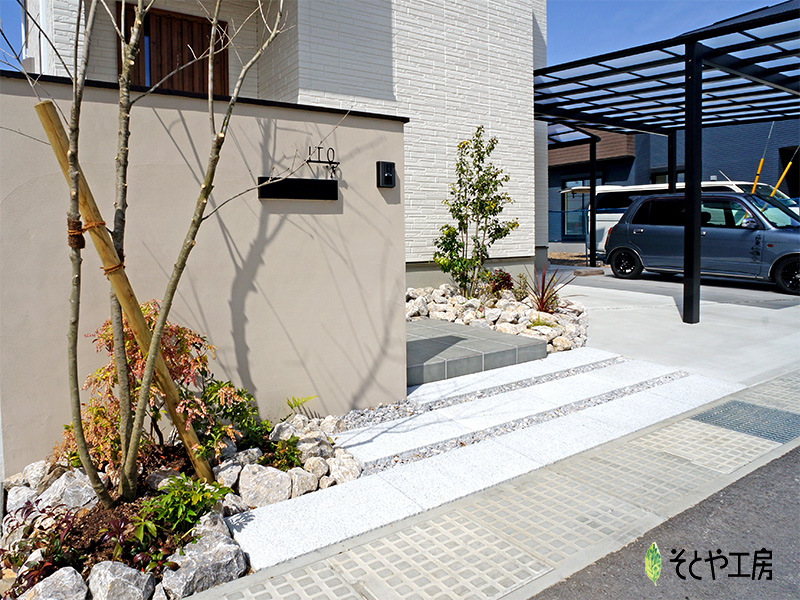 建物にそっと寄り添う雑木風の庭