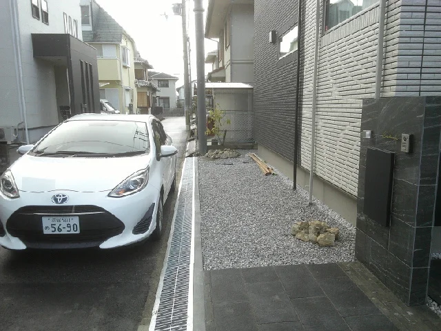 外構・エクステリアで使われるグレーチングとは？種類と選び方を解説