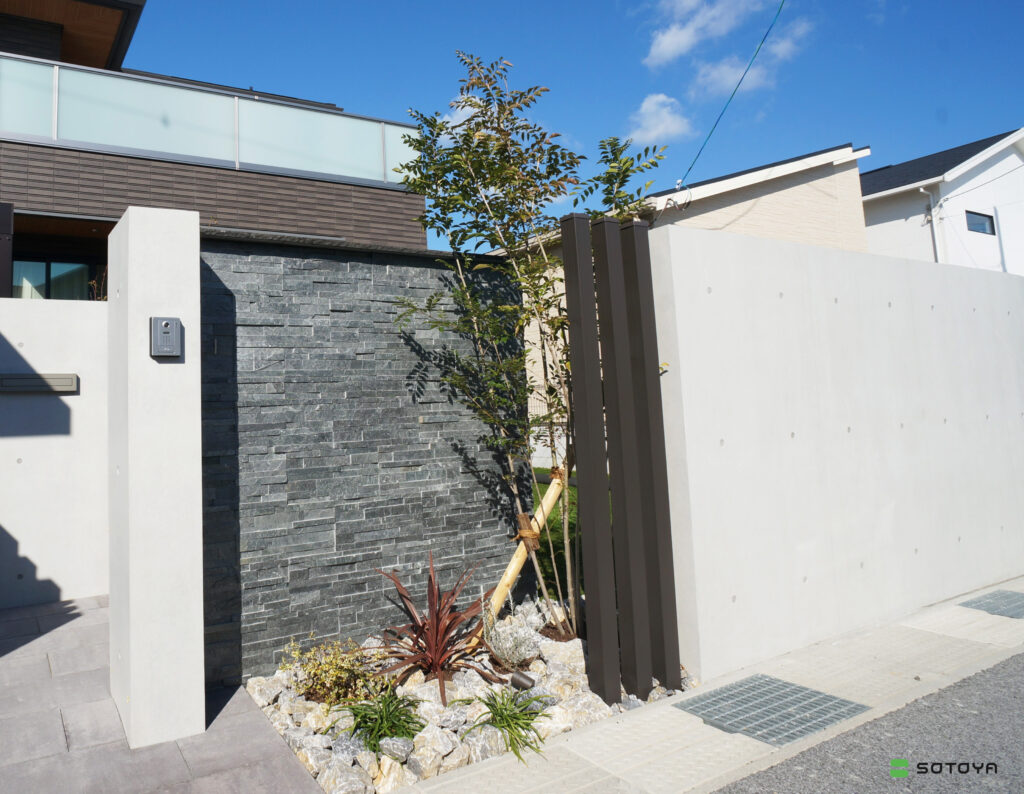 天然石とRC壁の組み合わせ