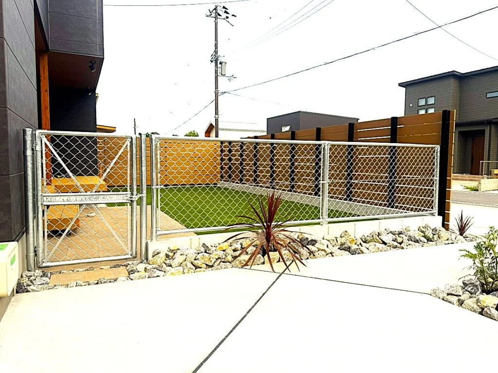 滋賀県大津市で外構工事｜PCフェンスや人工芝「芝キング」で理想のお庭を実現！