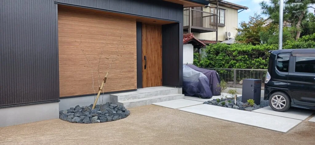 黒+木目スタイルの外構