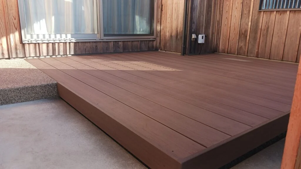 天然木に見える樹脂デッキ　『ヴィラウッド』