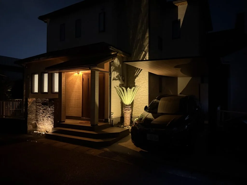 夜を楽しむ門柱