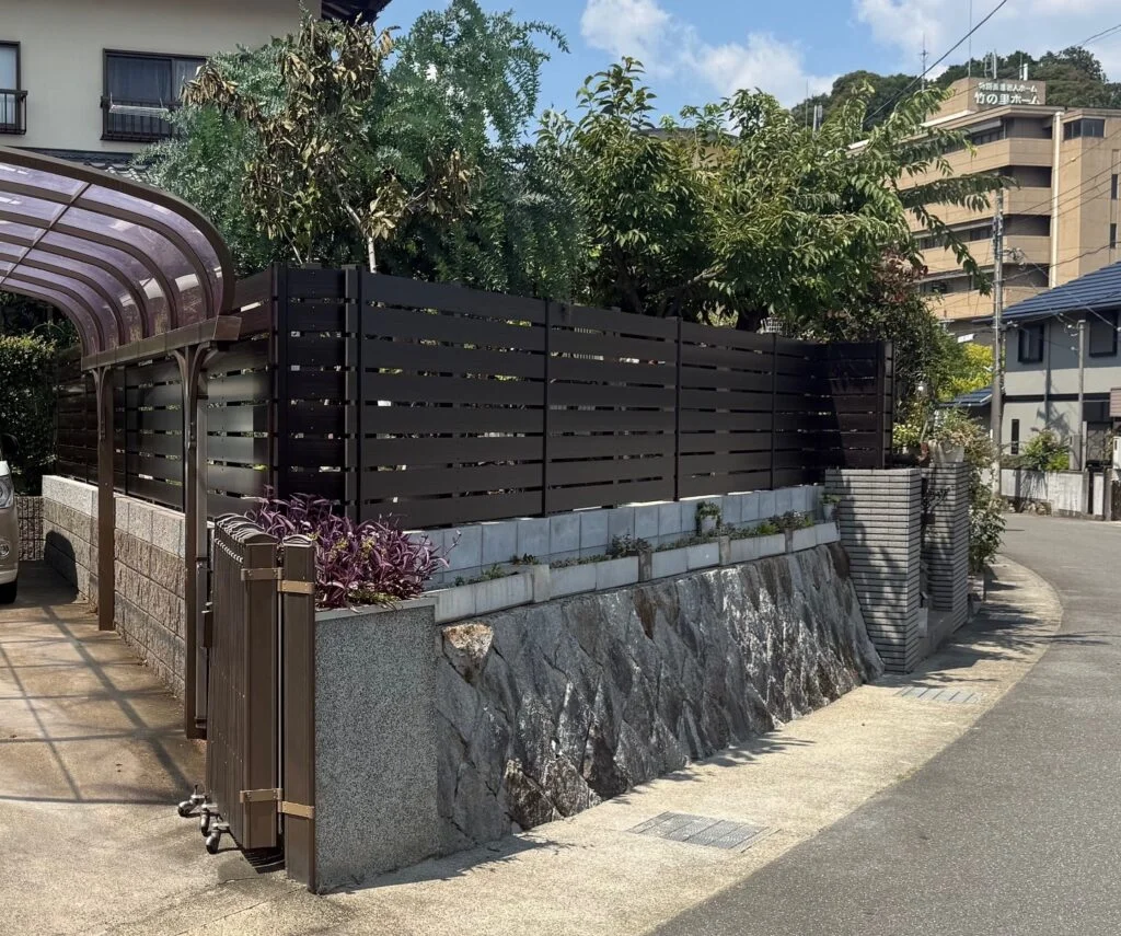 生垣から手のかからない目隠しフェンスへ（長岡京市）