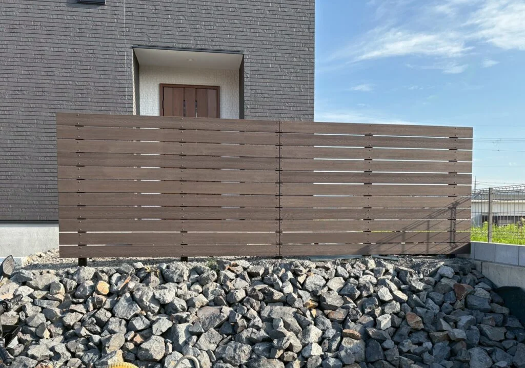 樹脂フェンスを使用したシンプルモダンな新築外構