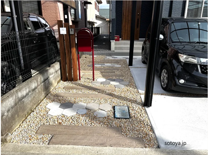 ヘキサゴンタイルがアクセントのアプローチ