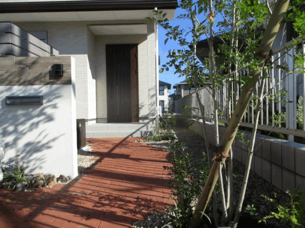 緑とレンガで彩りを