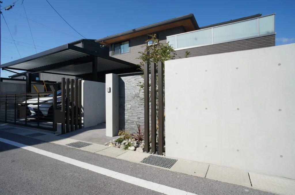 コンクリート打ちっぱなし門柱！？