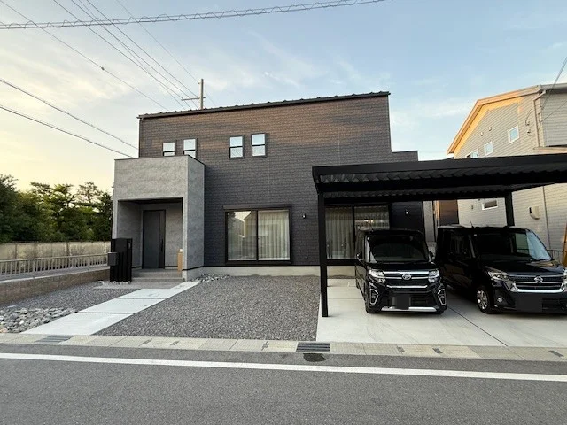 人気の黒い建物に合わせた　新築外構工事