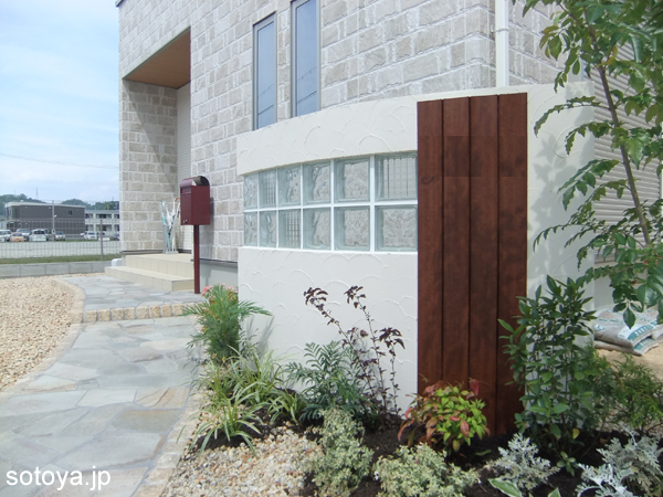 曲線を描いた門柱