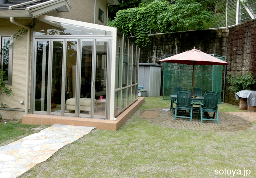 三方ガラスのガーデンルーム