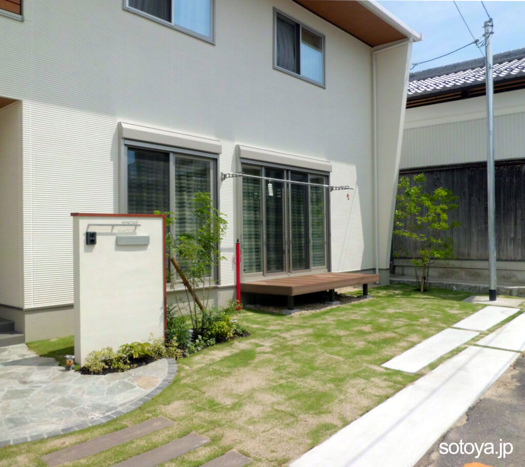 芝生の緑が映える家