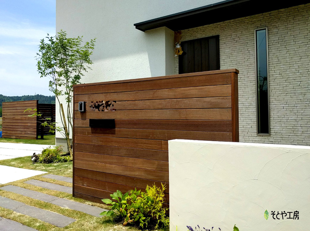 木質が魅力的な天然木の門柱（東近江市）