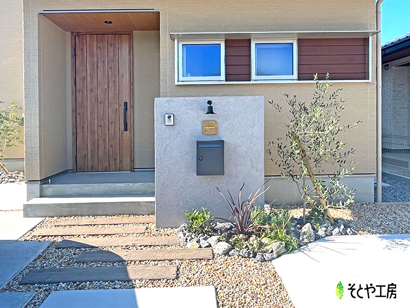 外観が映えるエントランス（蒲生郡）