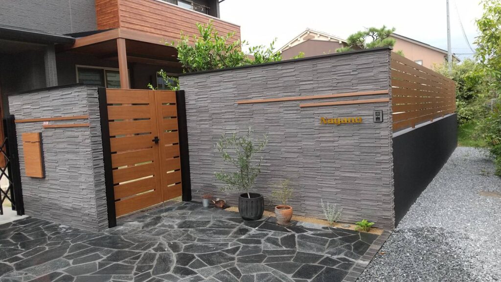 木目が映えるラグジュアリーなソト空間（高槻市）