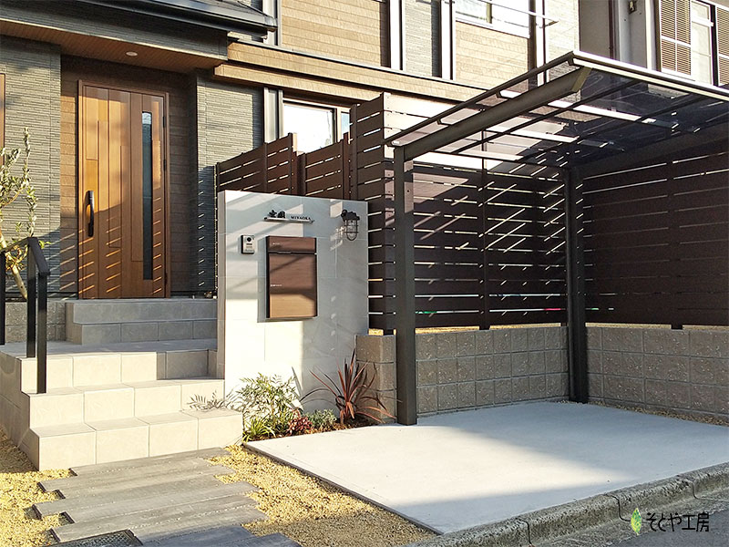 木の温もりを感じるエントランス