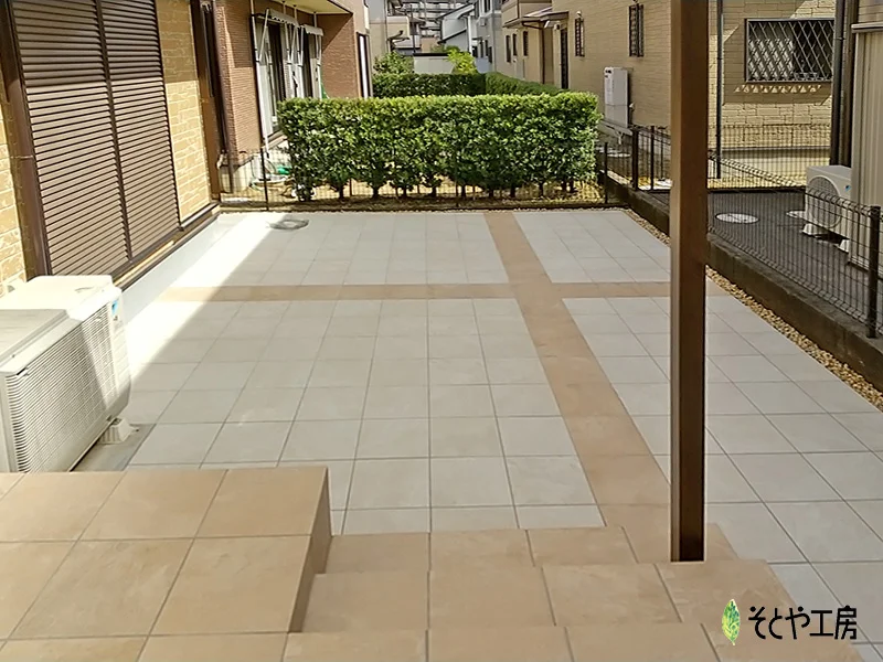 ２色のタイルですっきり雑草対策（八幡市）