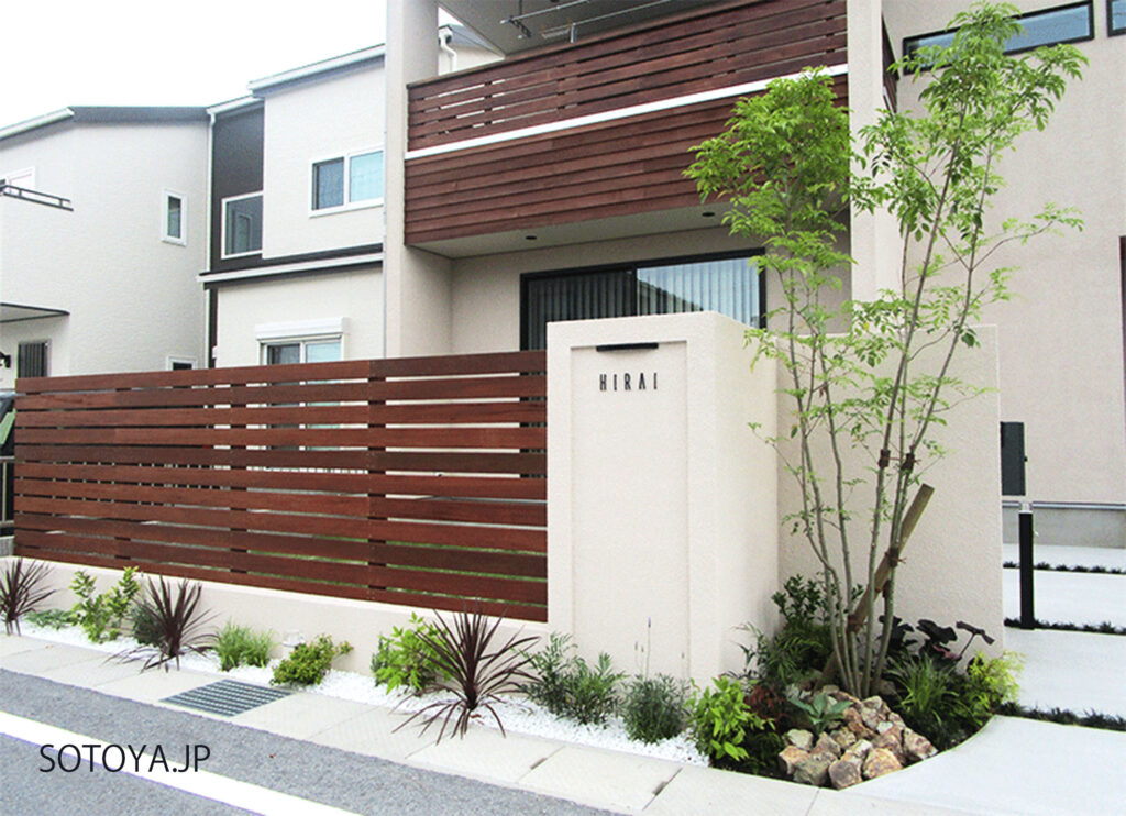 天然木に包まれたエントランス（彦根市）