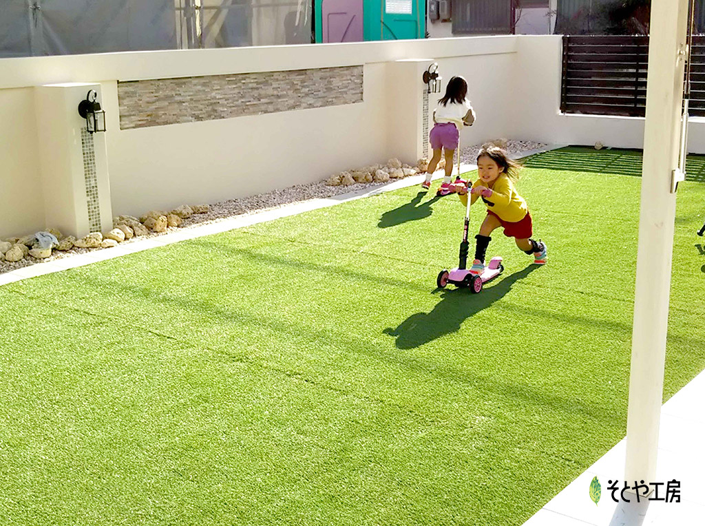 人工芝の広いお庭（高槻市）