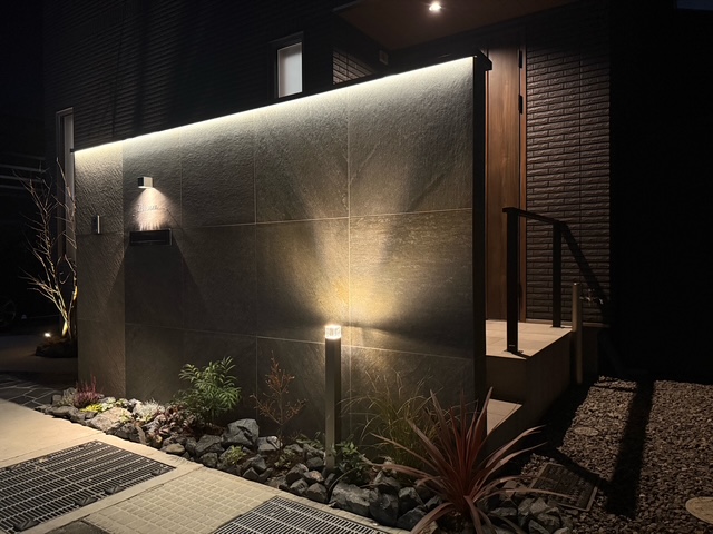 笠木ラインライトもおしゃれな門柱