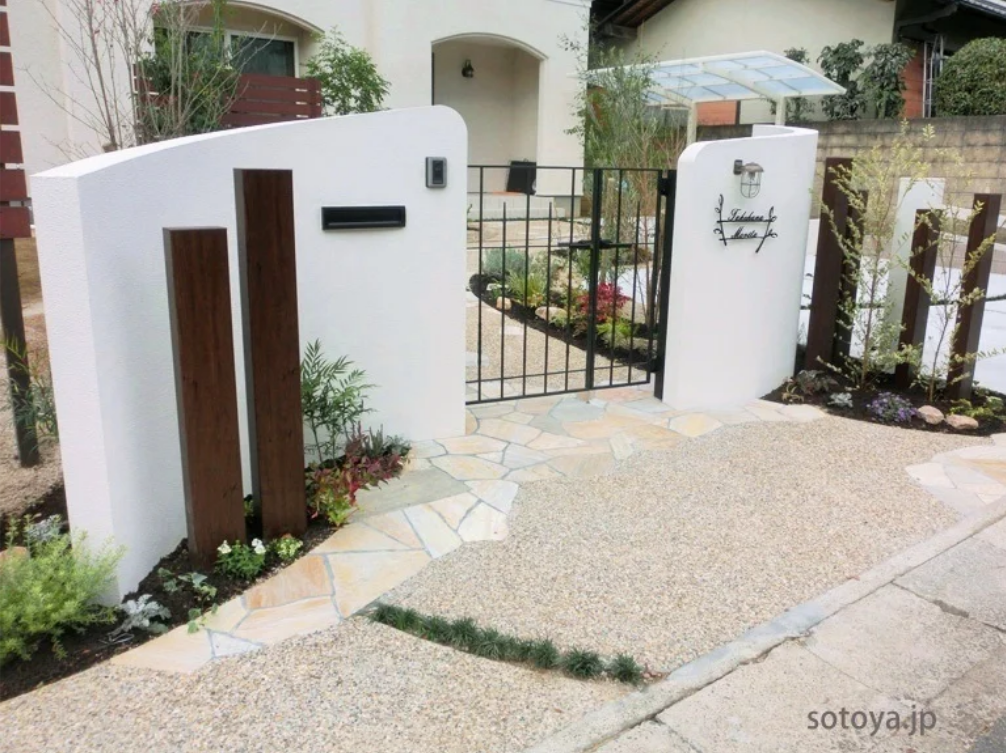 アーチが特徴の建物に合わせたエレガント外構