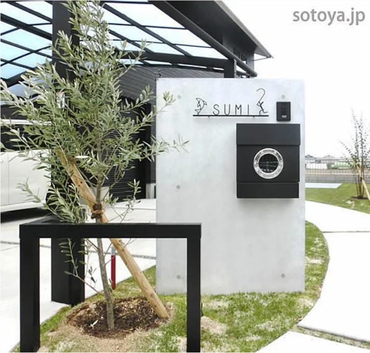 大人の遊び心いっぱいの門柱