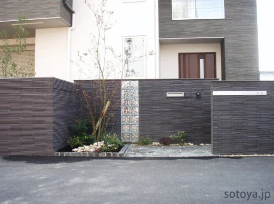 黒で統一した重厚感ある外構