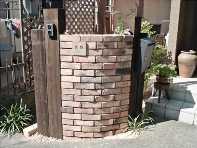 老朽化した木製のポストを…頑丈なレンガの門柱に