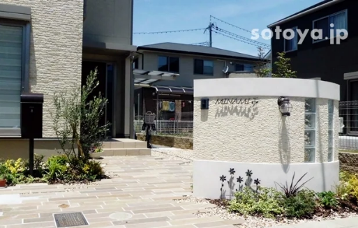 アースカラーでアクセントを加えた玄関アプローチ