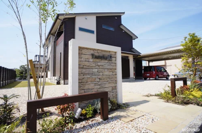 凹凸で奥行きのある門柱