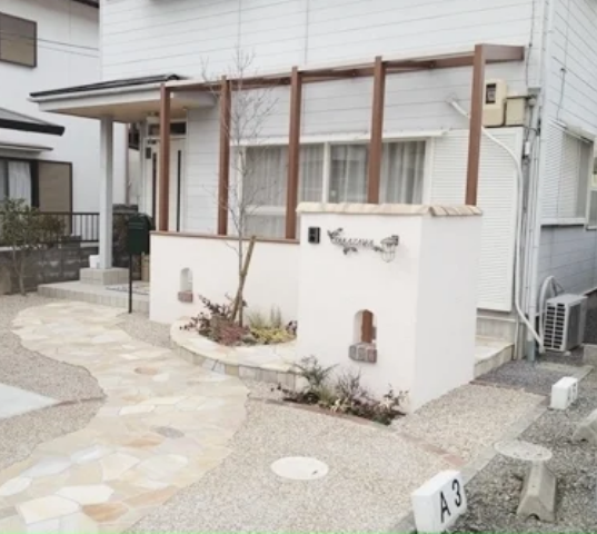 暗くみえる門周りをリノベーションし、清潔感のある白基調で爽やかに